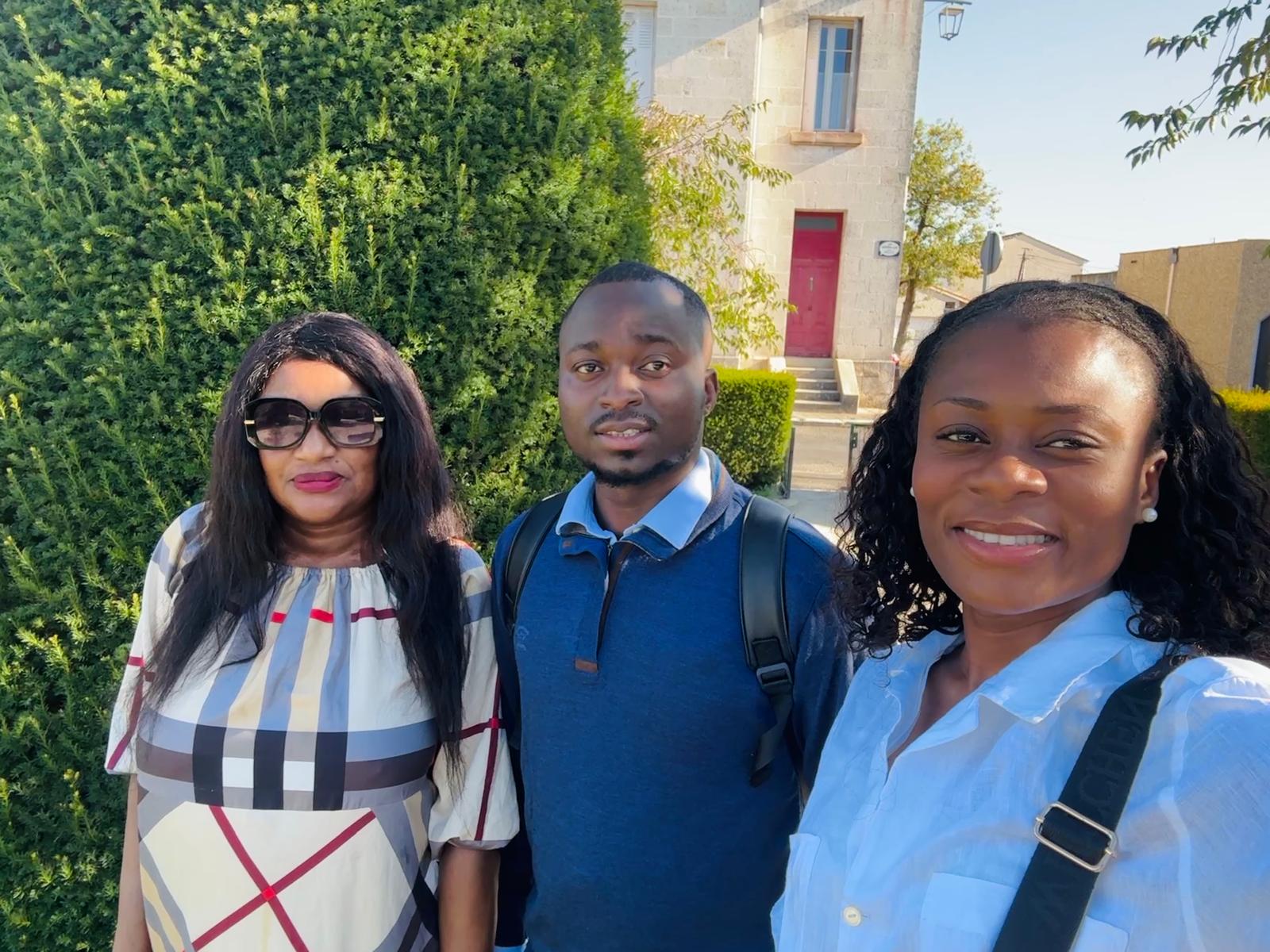 Photo du couple en famille